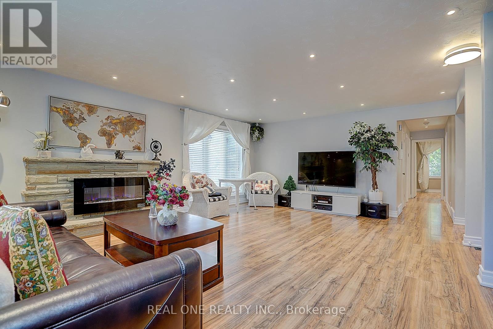 37 LAURALYNN CRESCENT - 6