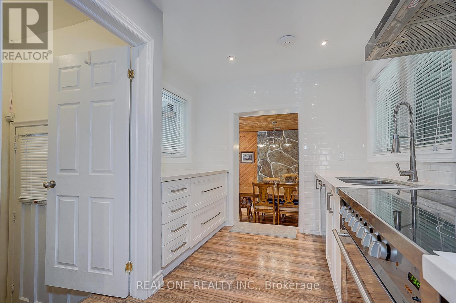 37 LAURALYNN CRESCENT - 7