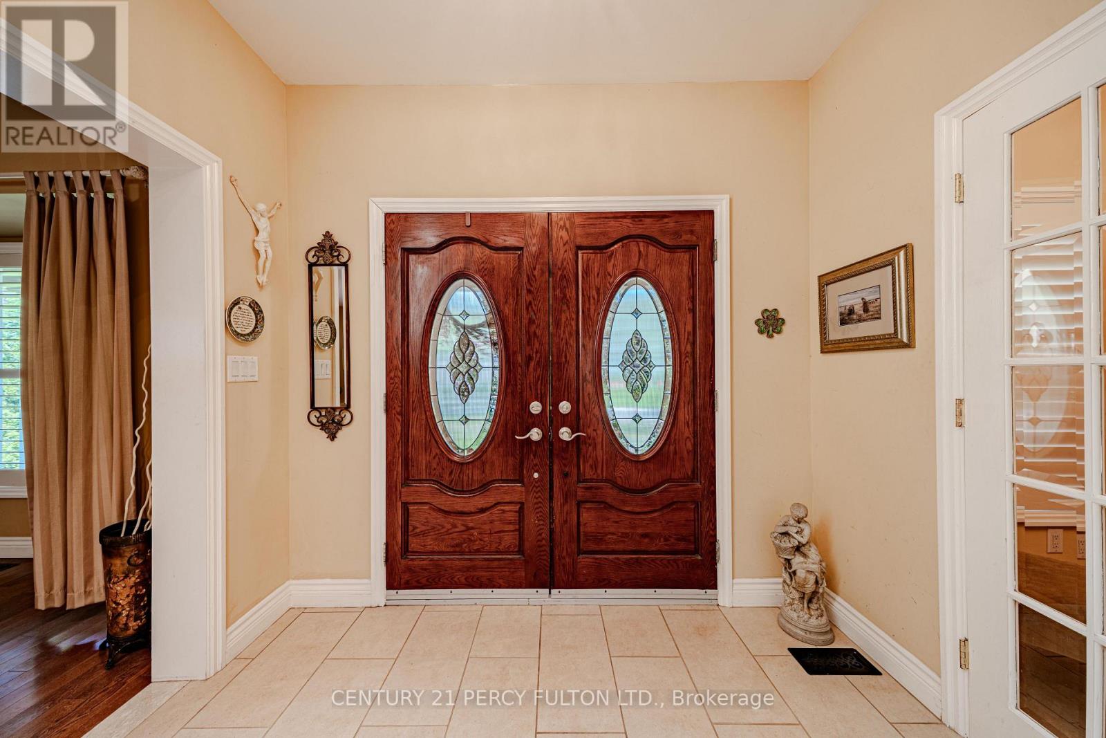 30 Willowgate Dr - entrance