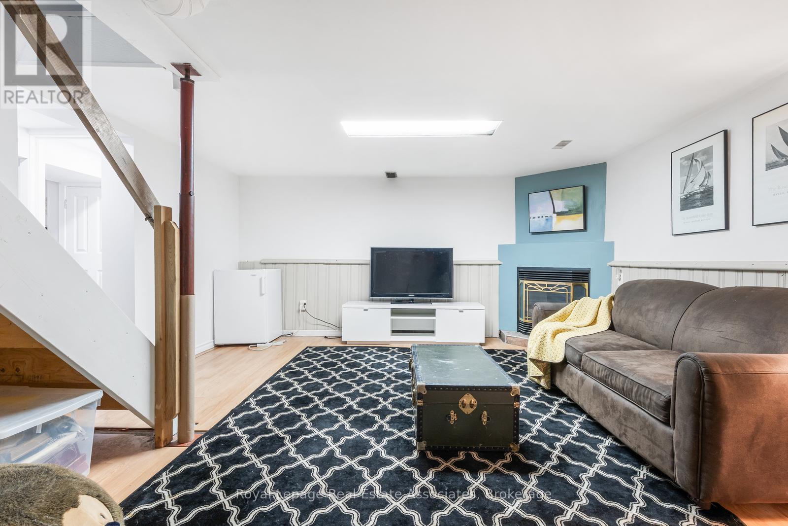 1807 BALSAM AVENUE - 38