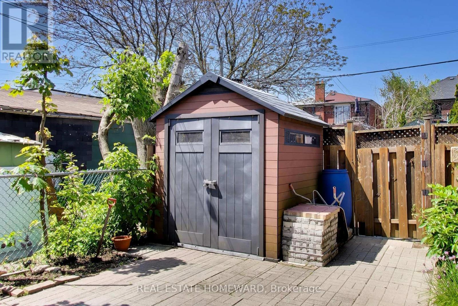 18 BRITANNIA AVENUE - 33