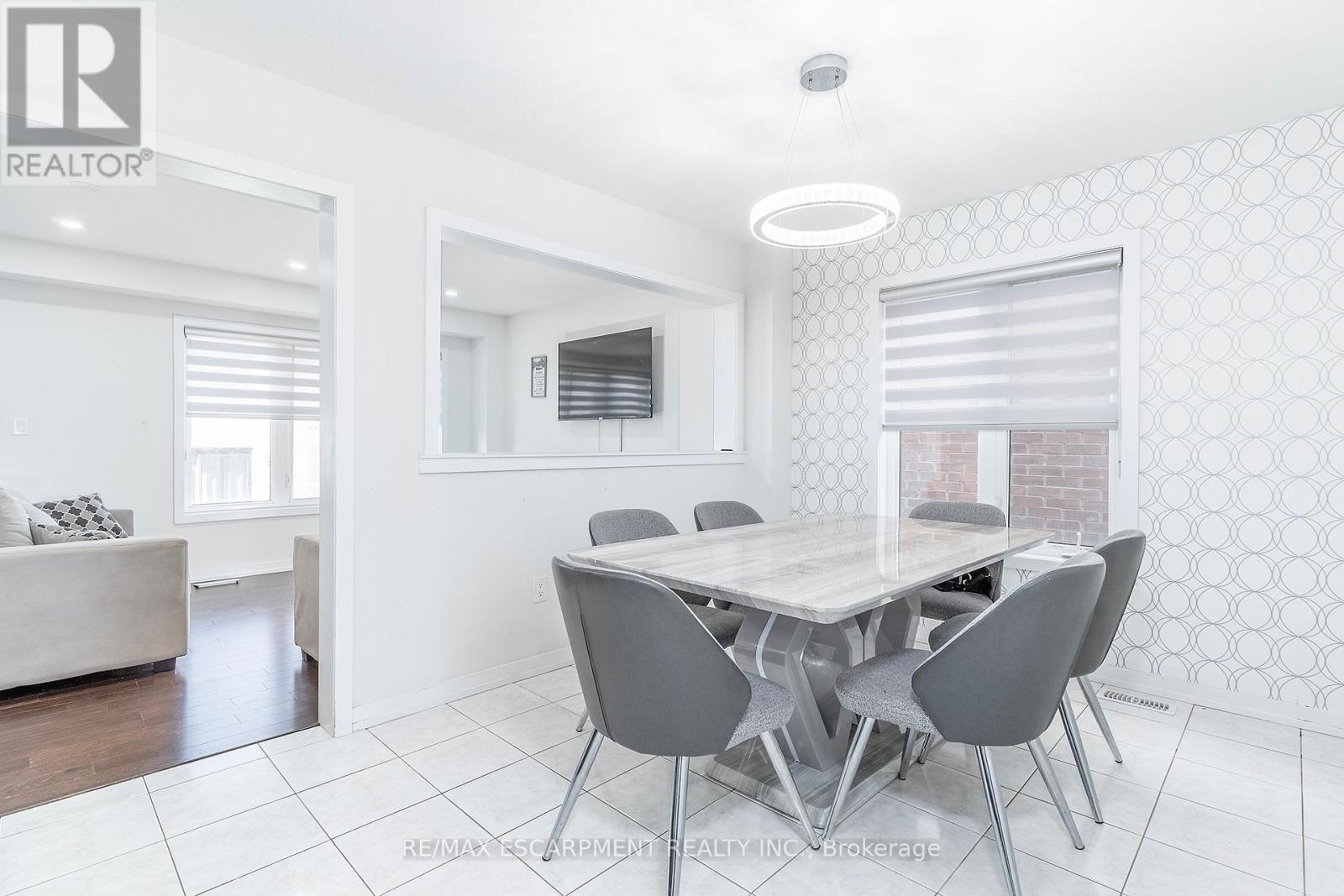 32 HEDGES CRESCENT - 4