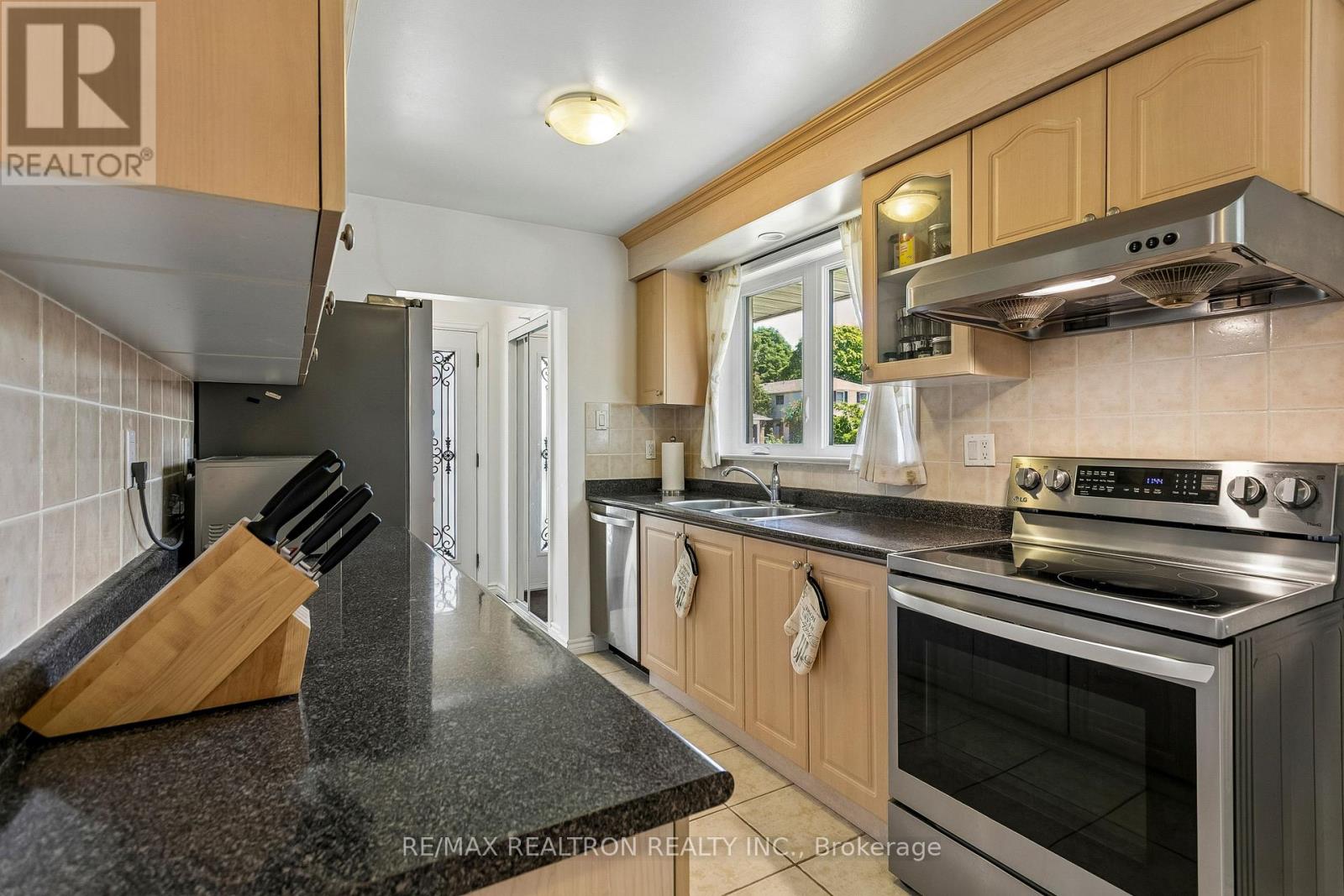 27 ELFINDALE CRESCENT - 16