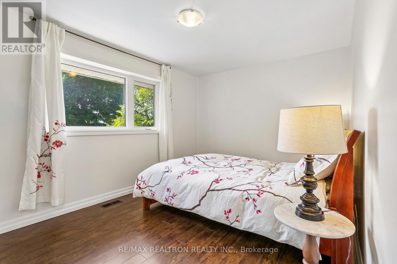 27 ELFINDALE CRESCENT - 22