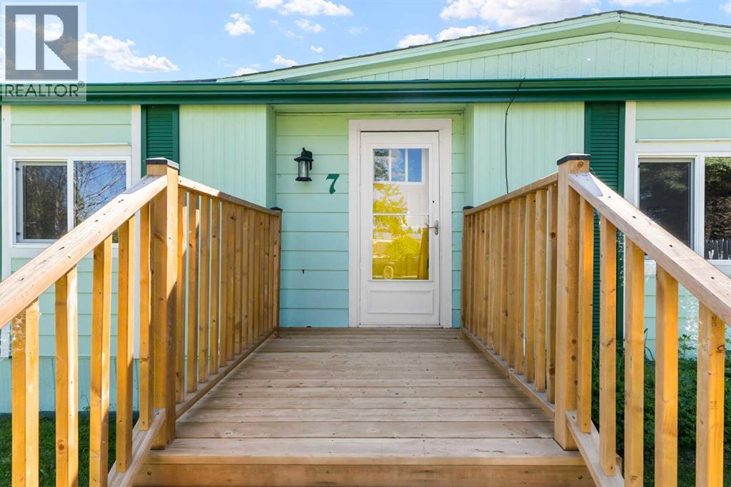 7 Tamarack Crescent NW - 2