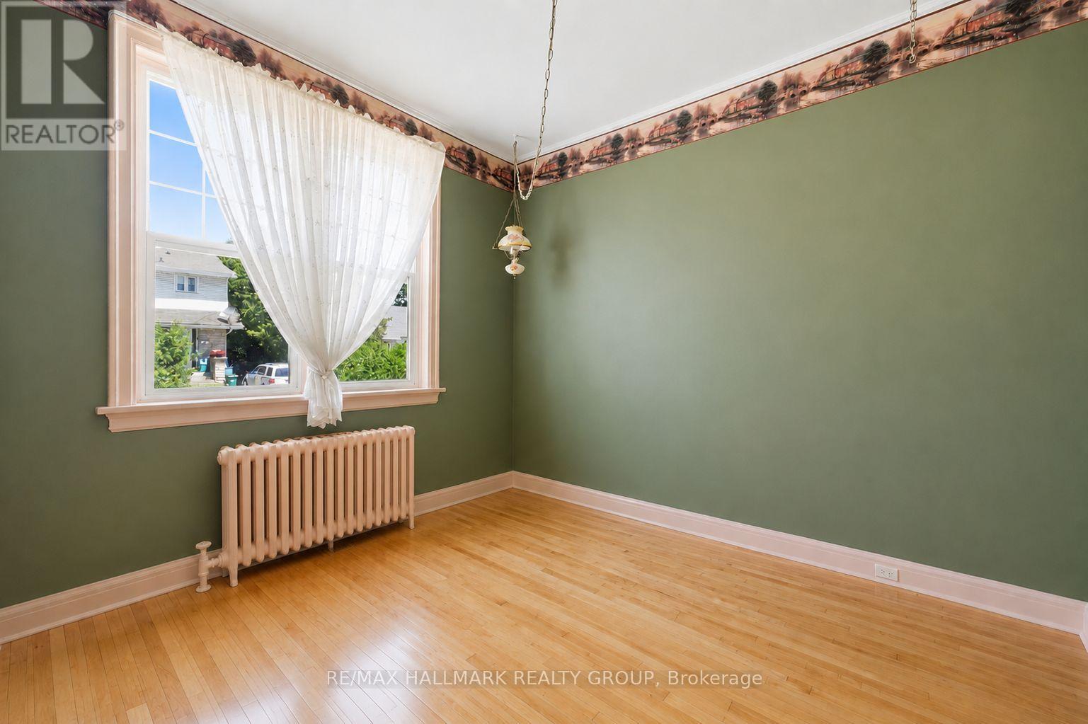 4 Bed, 2 Bath House for Sale in Ottawa – 70 QUEEN MARY STREET, Ottawa – MLS# X13491162 - Image 8