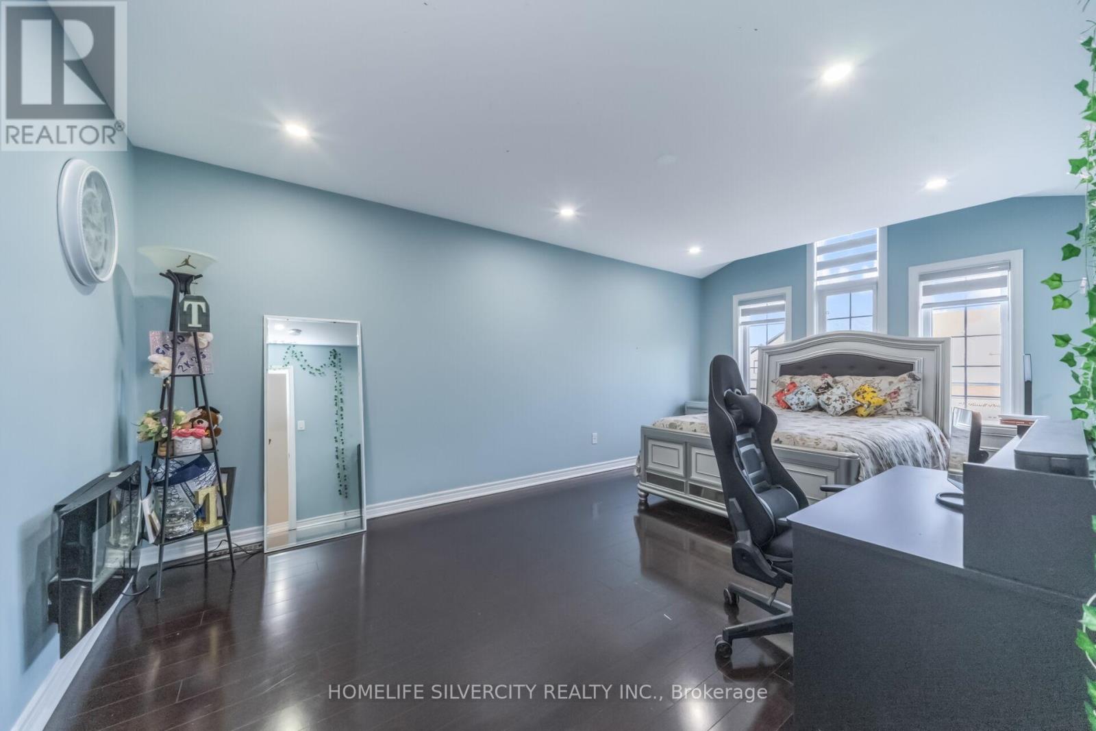 26 BISSELL DRIVE N - 32