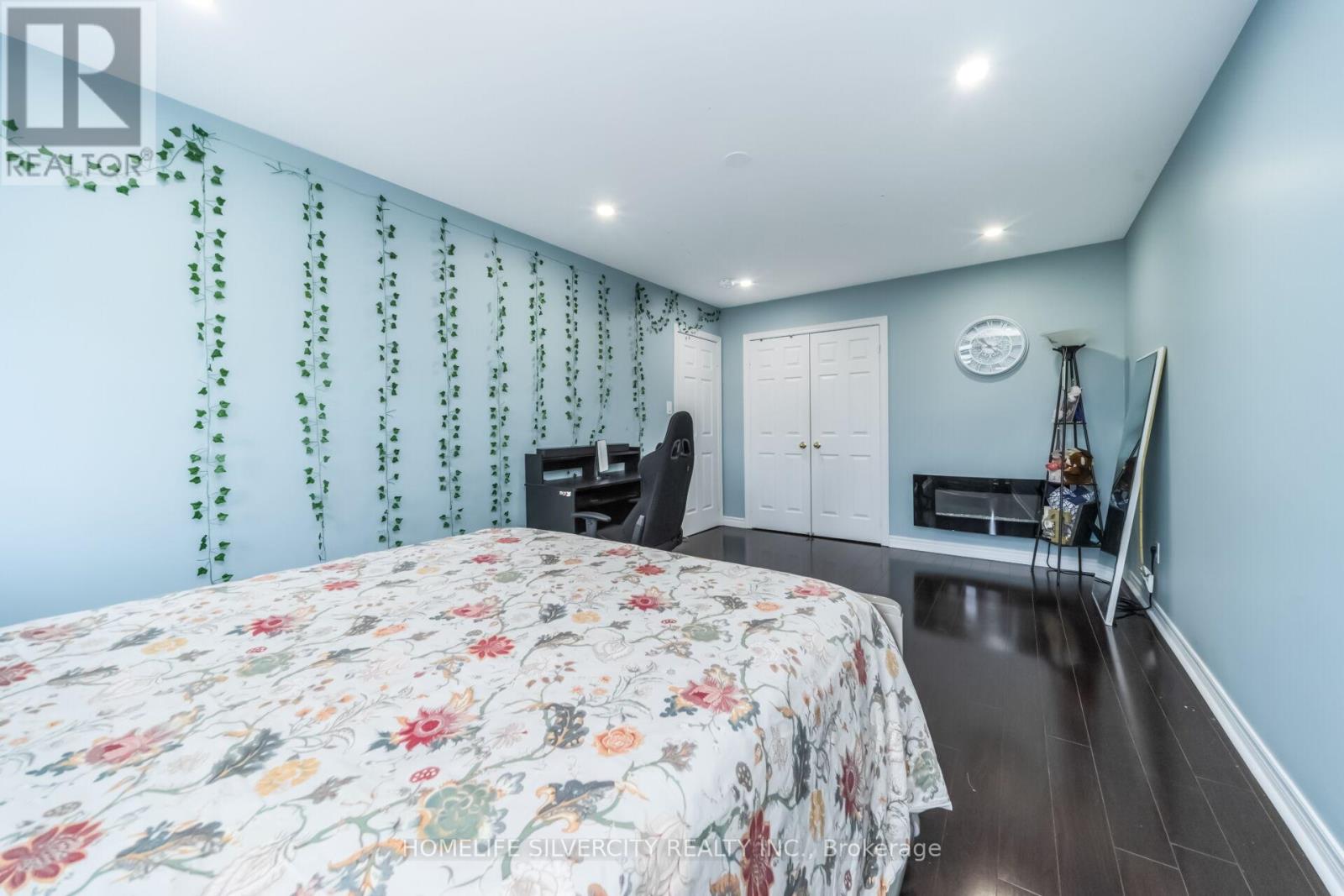 26 BISSELL DRIVE N - 33