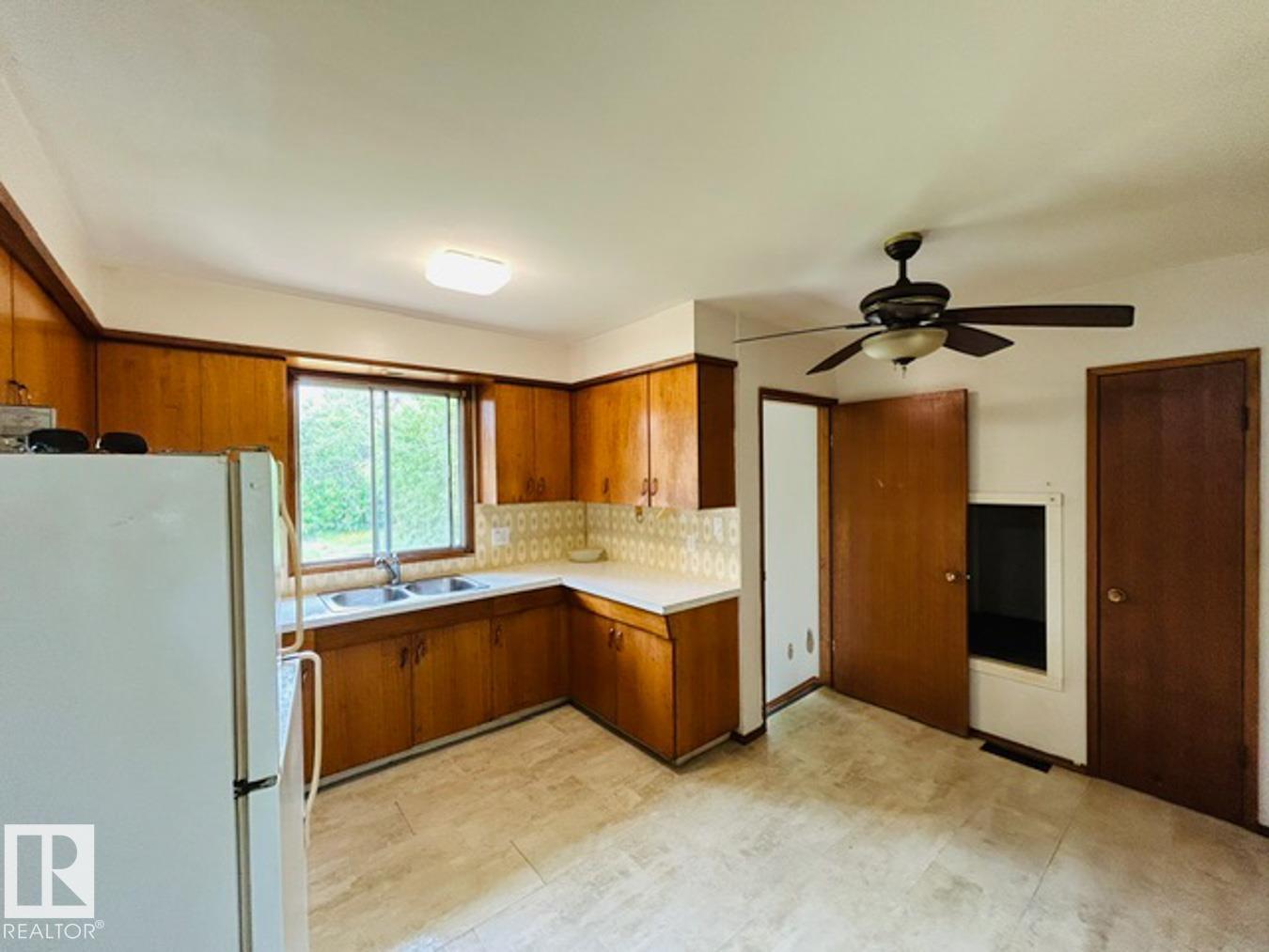 5713 55 ST - 9