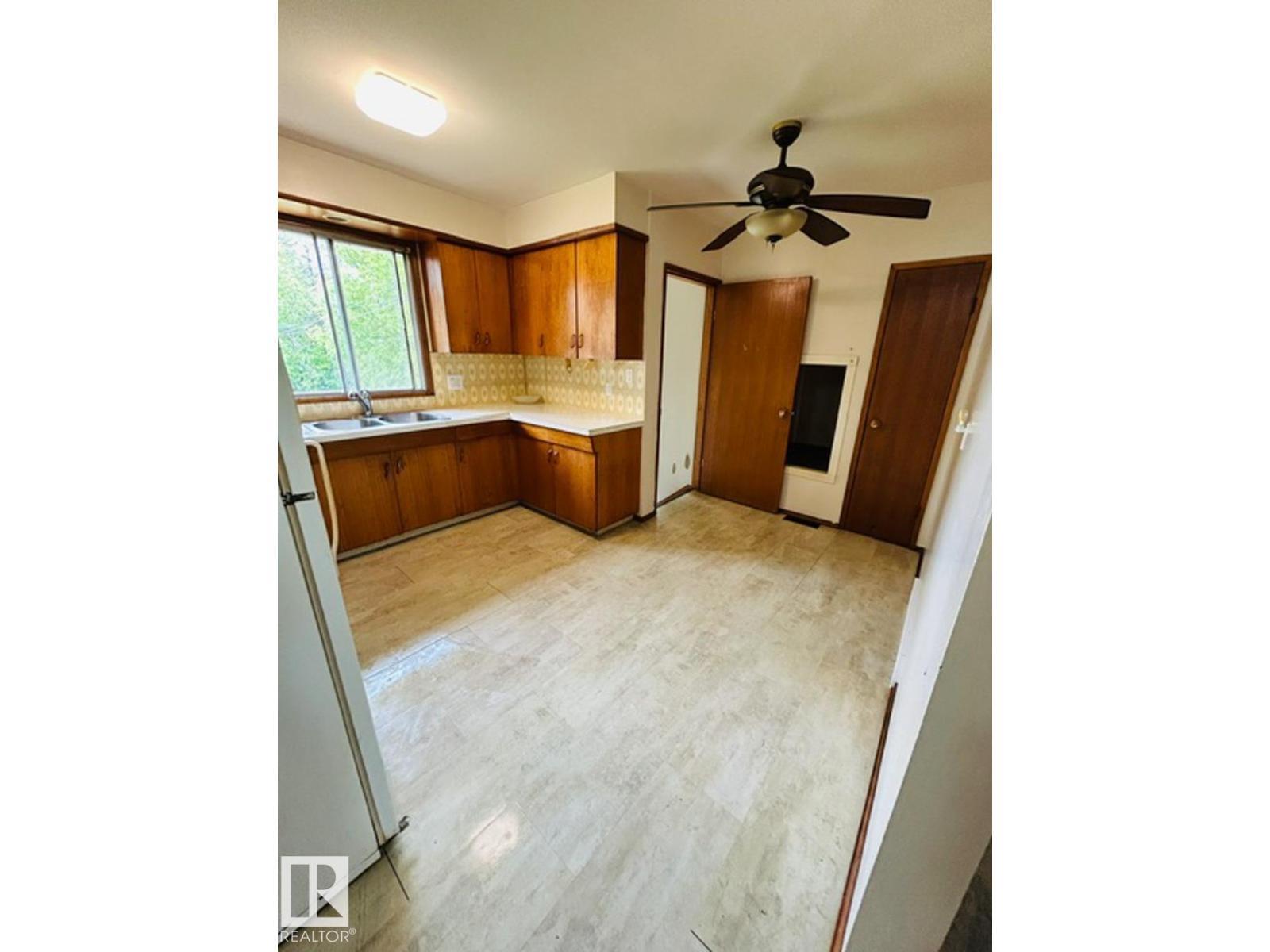 5713 55 ST - 8