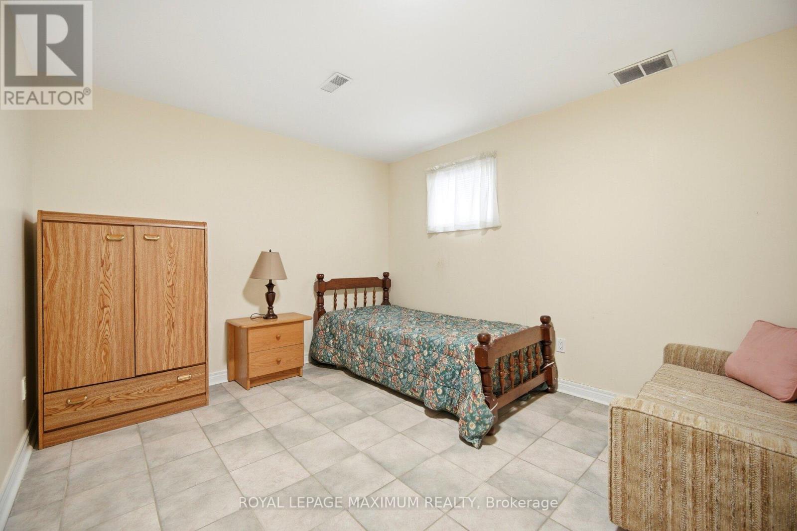 34 KIRKWOOD CRESCENT - 35