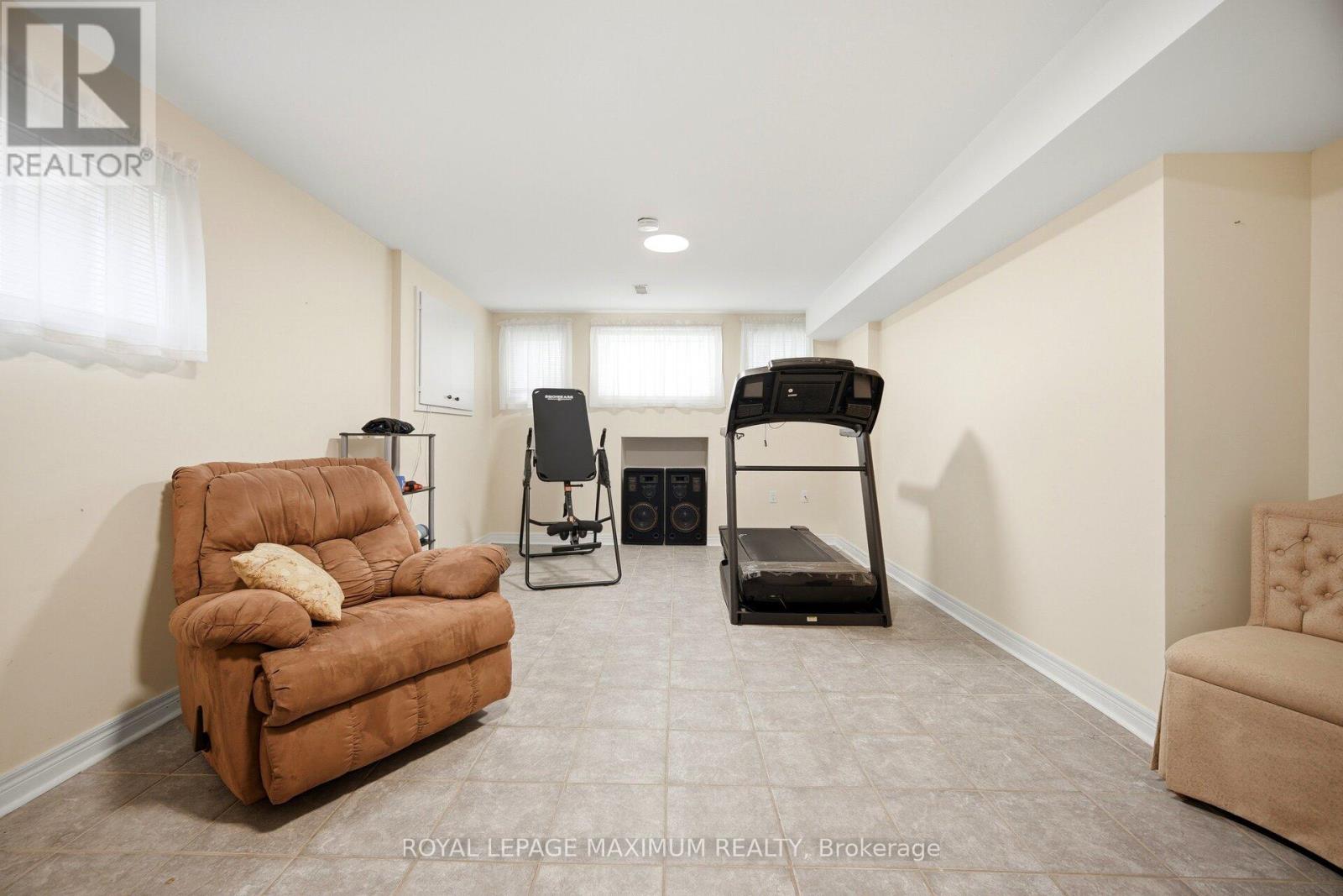 34 KIRKWOOD CRESCENT - 37