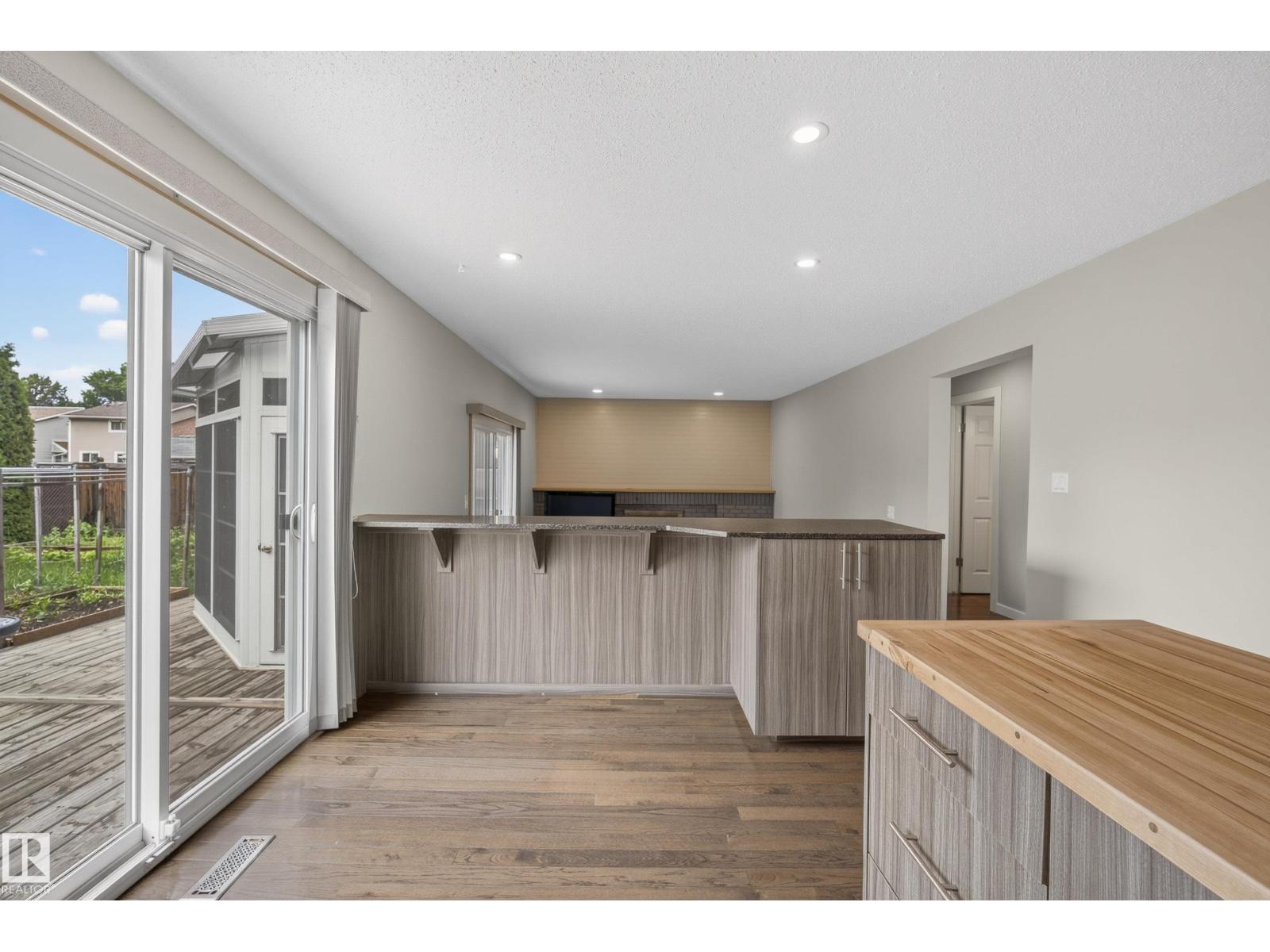 2712 104 ST NW - 19