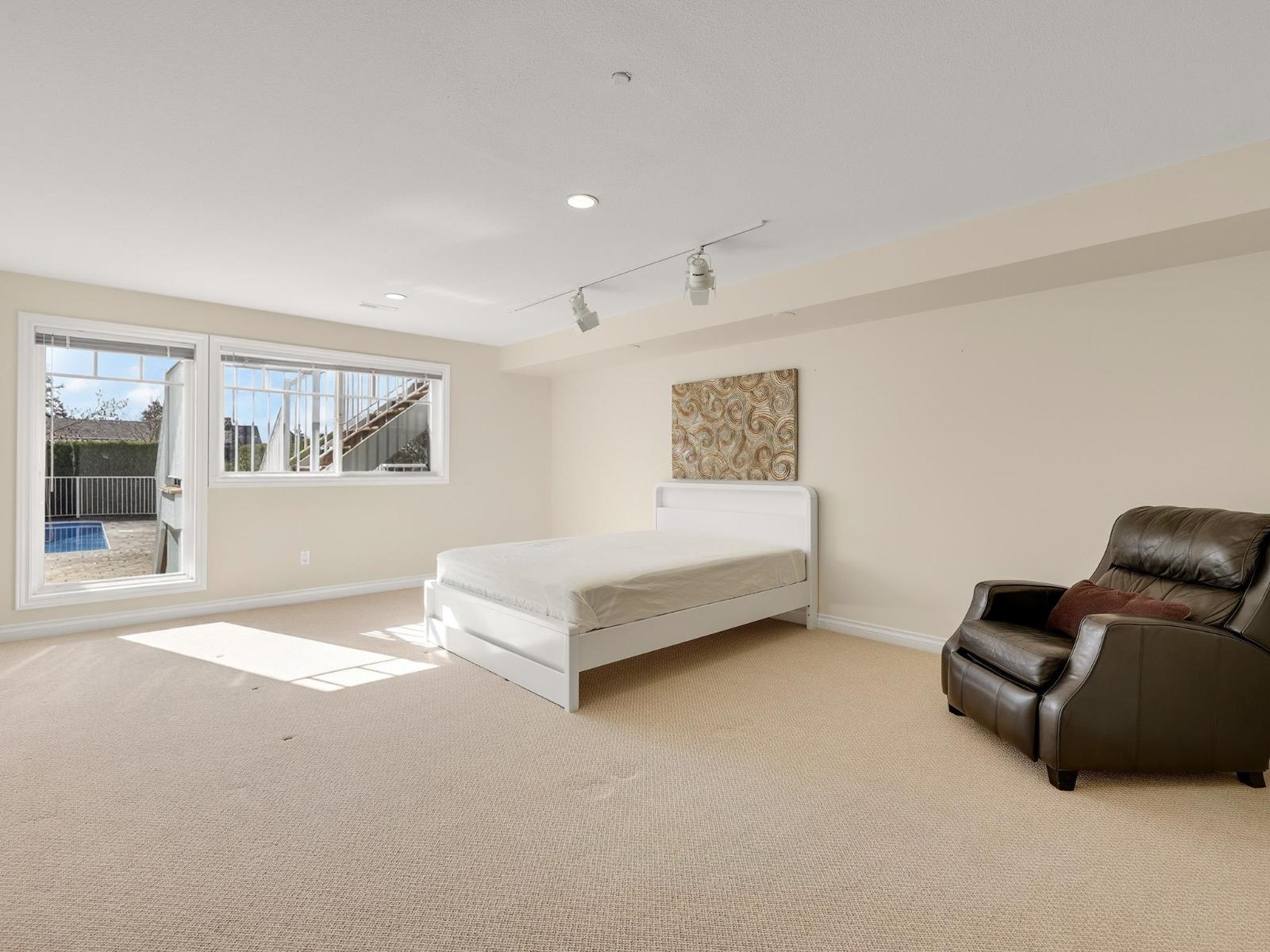 13518 MARINE DRIVE, Surrey