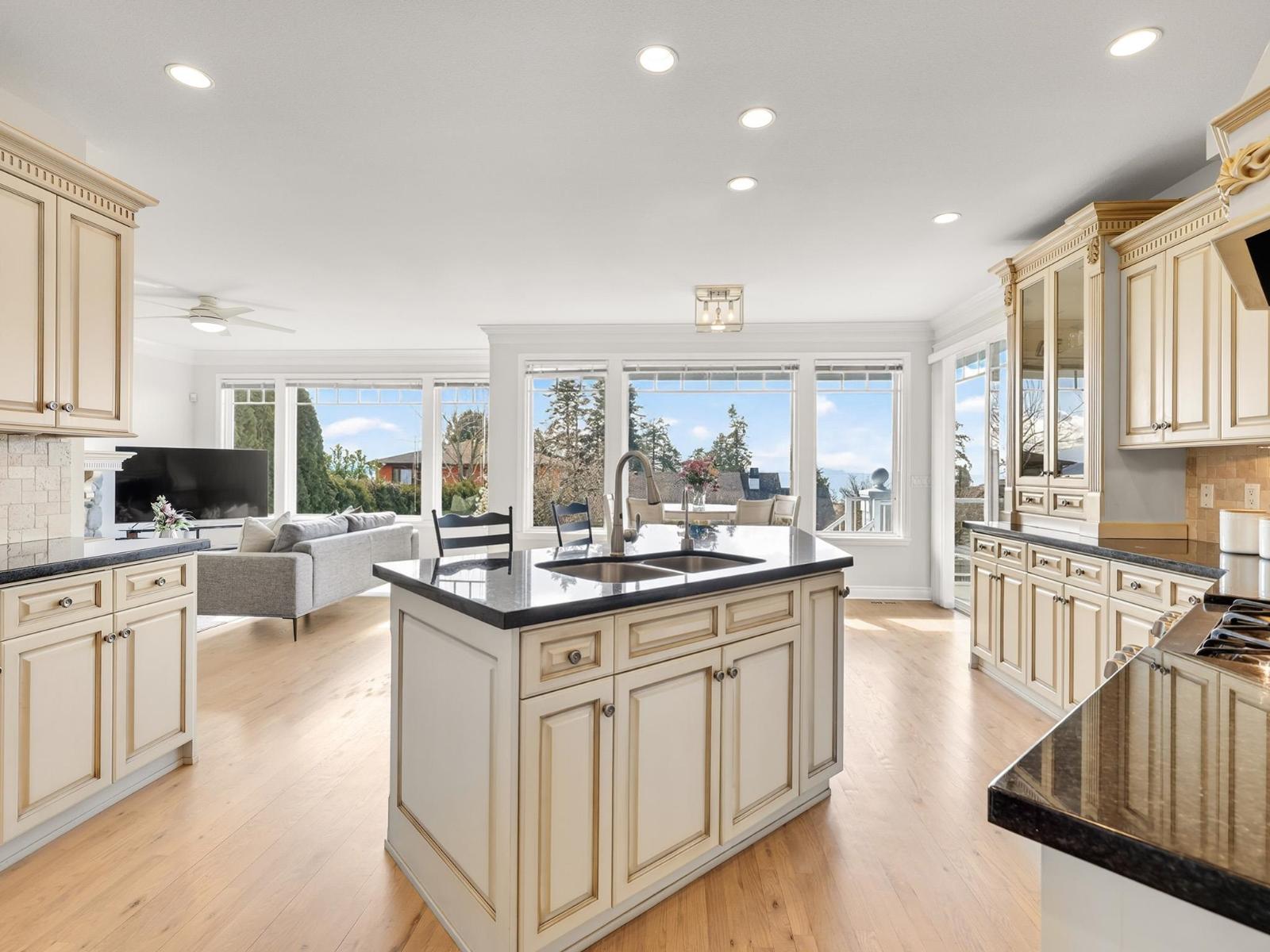 13518 MARINE DRIVE, Surrey