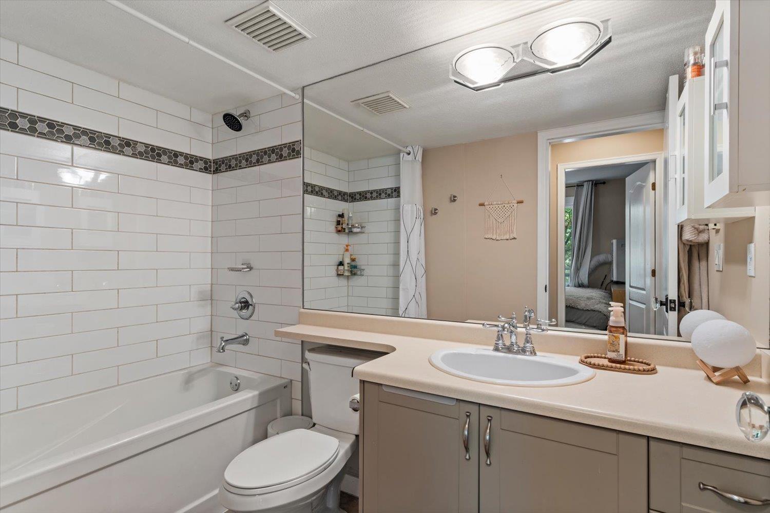 209 20200 54A AVENUE, Langley