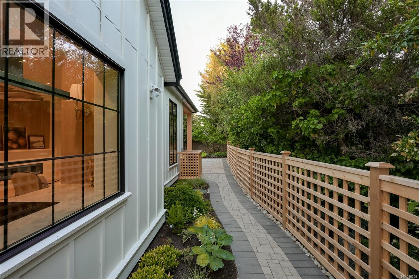 587 Oliver St - 55