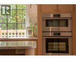Kitchen - 587 Oliver St, Oak Bay, BC V8S4W2 Photo 10