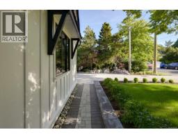 587 Oliver St, Oak Bay, BC V8S4W2 Photo 59