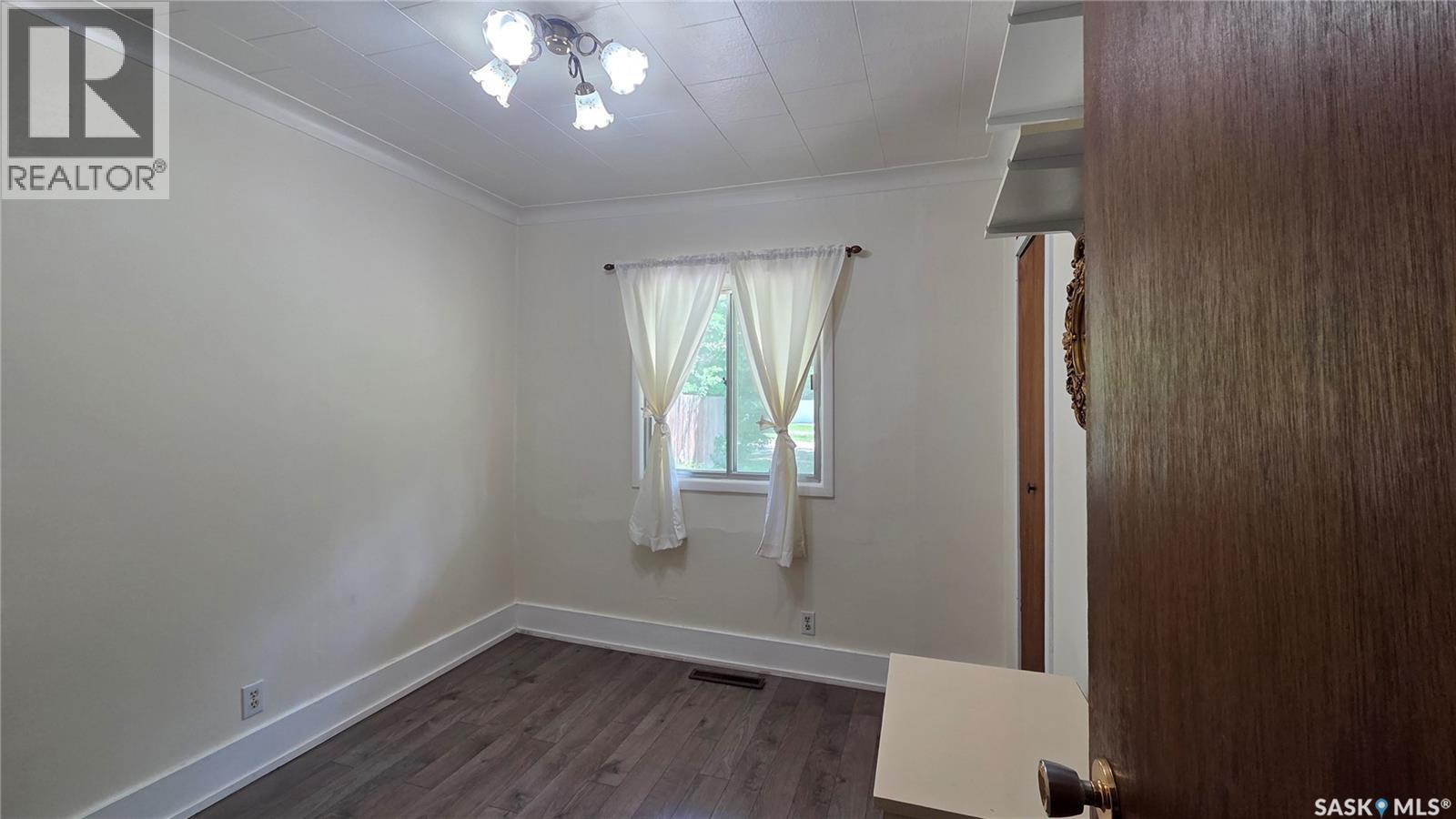 307 1st STREET E - 11