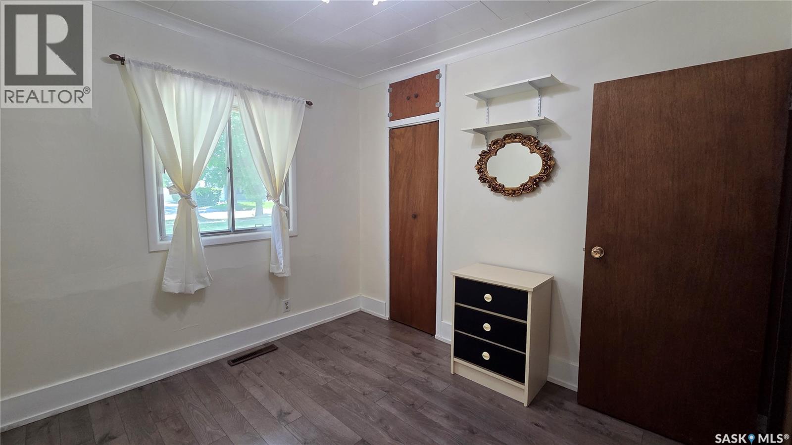 307 1st STREET E - 12