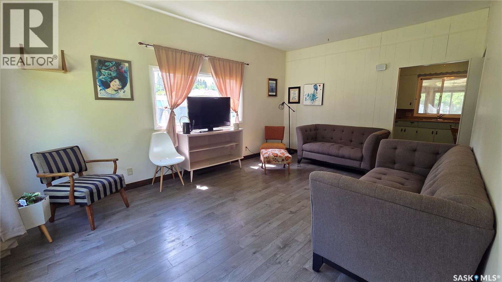 307 1st STREET E - 3