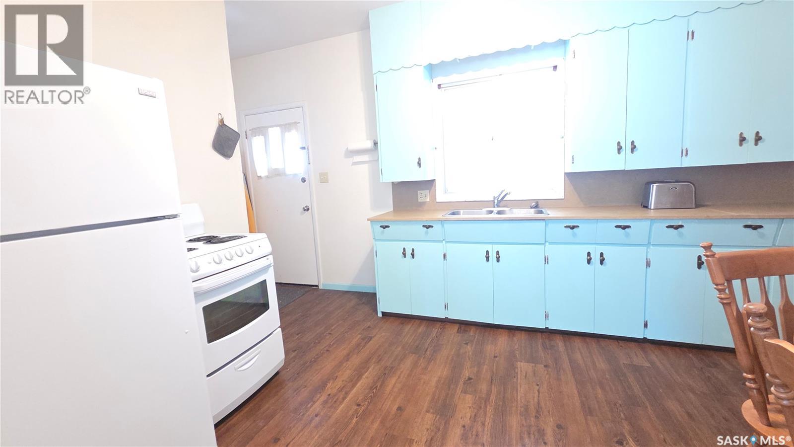 307 1st STREET E - 5