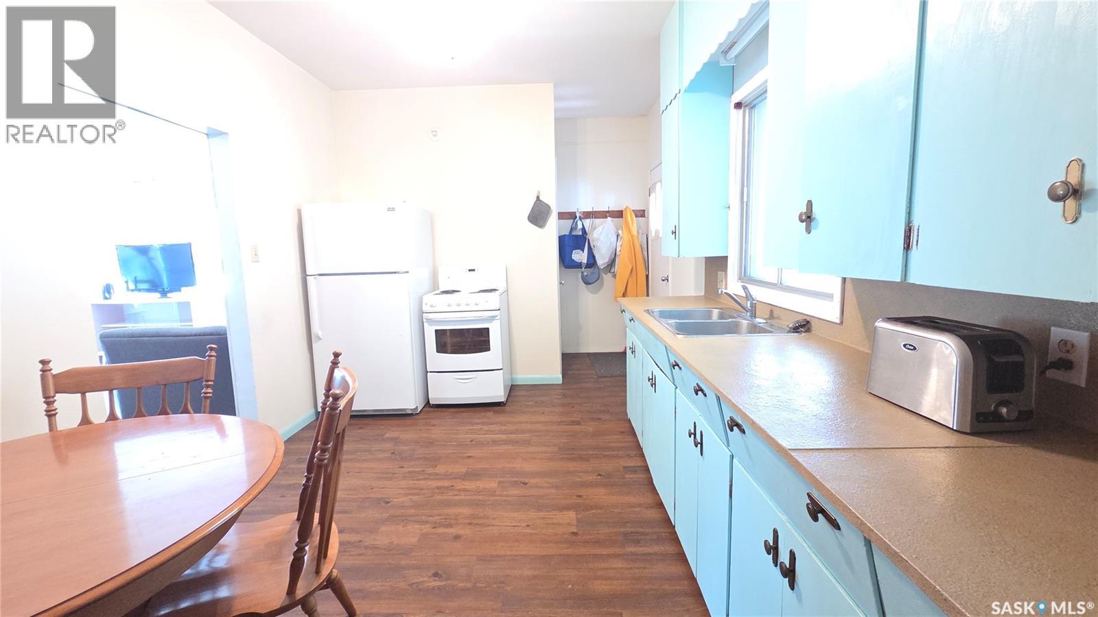 307 1st STREET E - 7