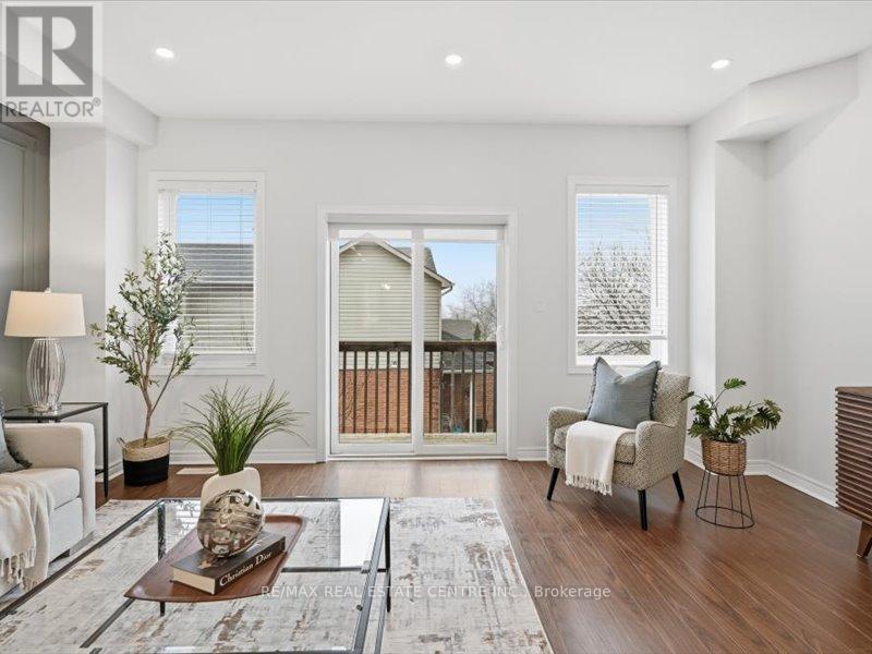 #9 122 DUNDAS STREET E - 8