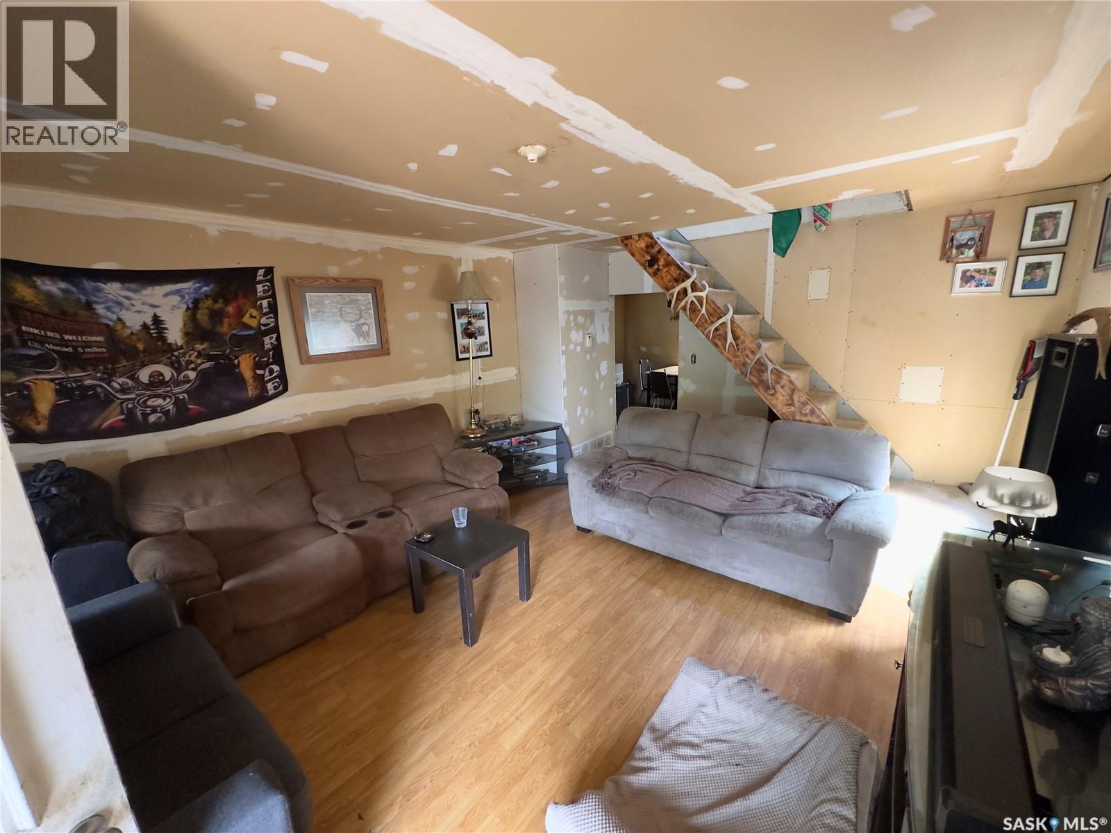 1010 Athabasca STREET E - 3