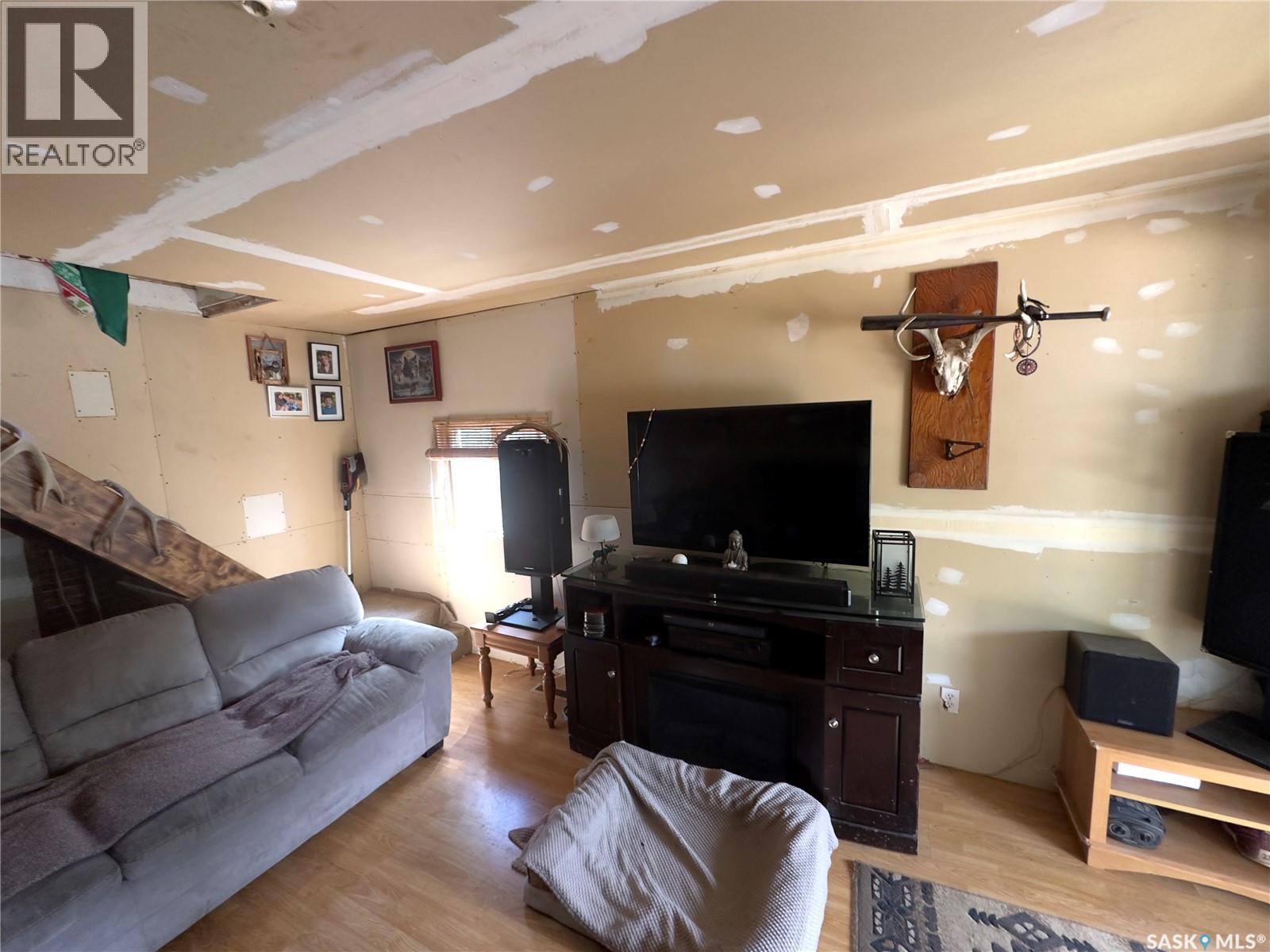 1010 Athabasca STREET E - 5
