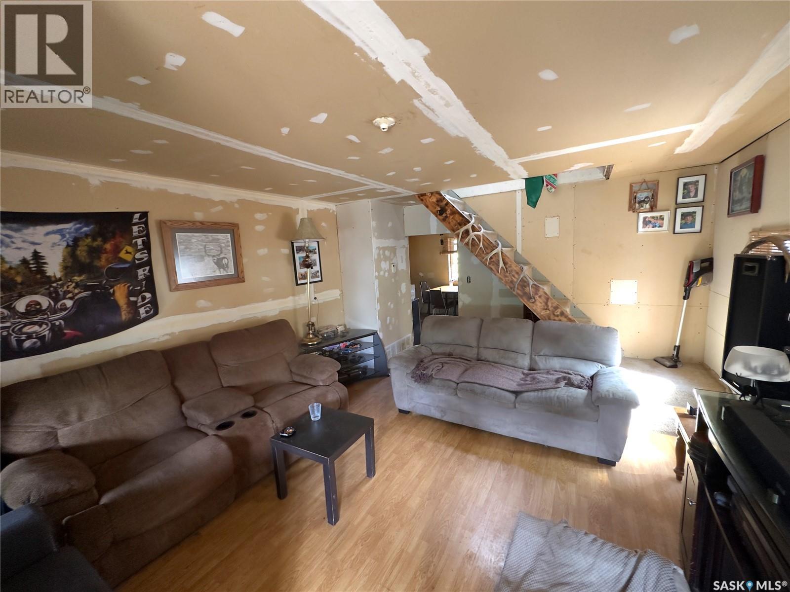 1010 Athabasca STREET E - 6