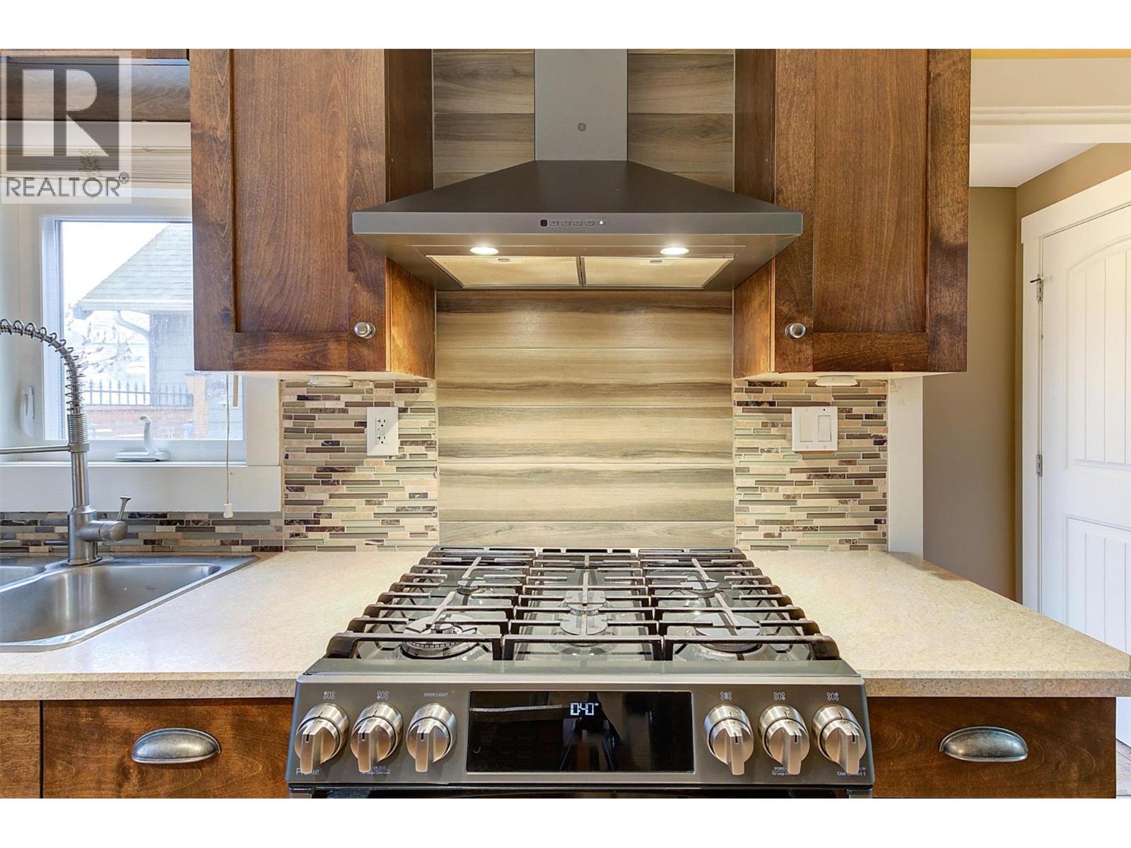  730 Fuller Avenue, Kelowna