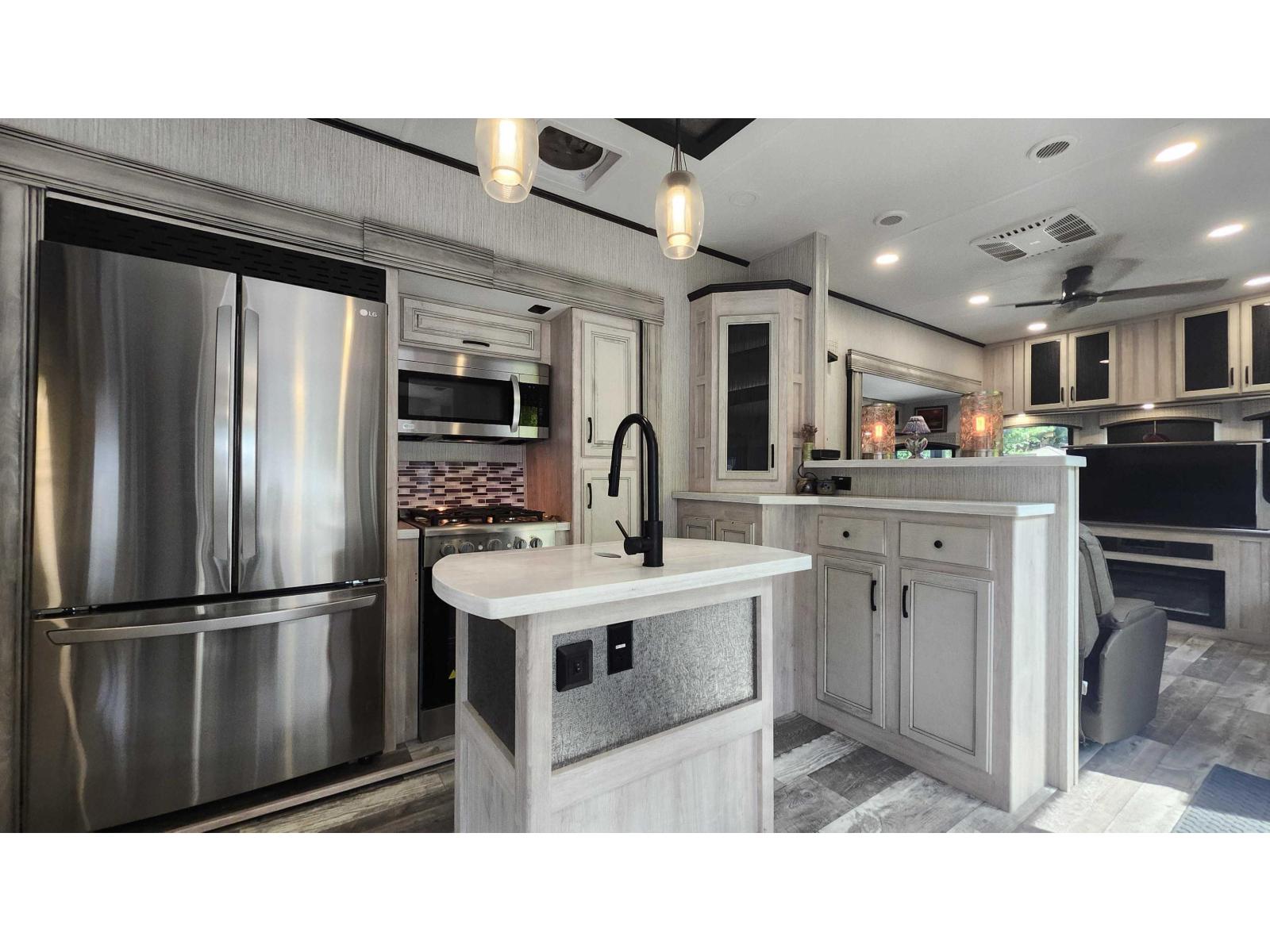 102 14600 MORRIS VALLEY ROAD, Mission