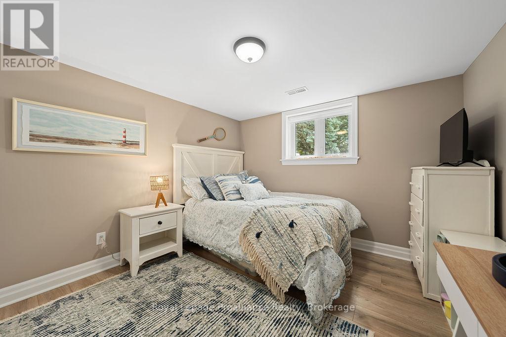 30 HUNT LANE - 32