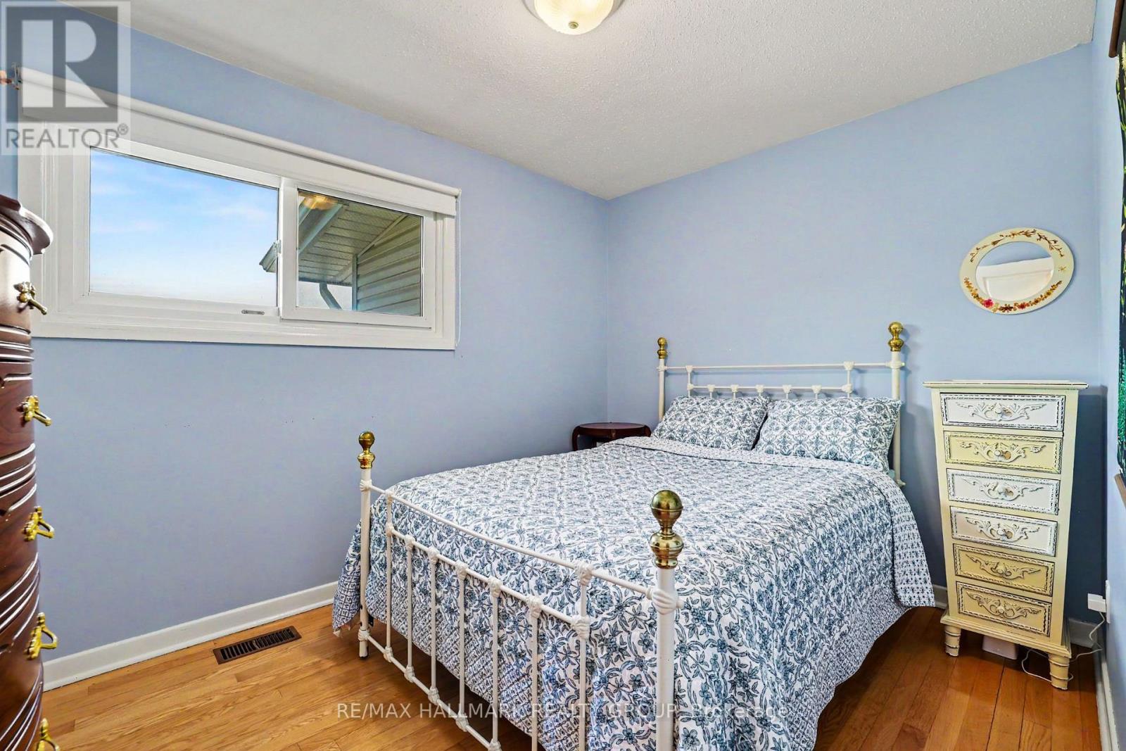 3 Bed, 2 Bath House for Sale in Ottawa – 33 NEWBURY AVENUE, Ottawa – MLS# X13491800 - Image 16