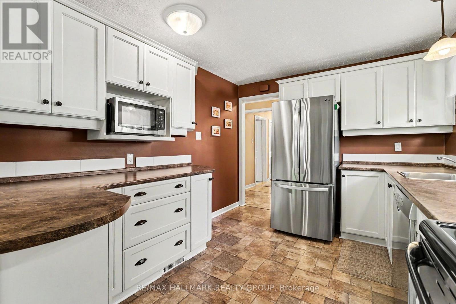3 Bed, 2 Bath House for Sale in Ottawa – 33 NEWBURY AVENUE, Ottawa – MLS# X13491800 - Image 7