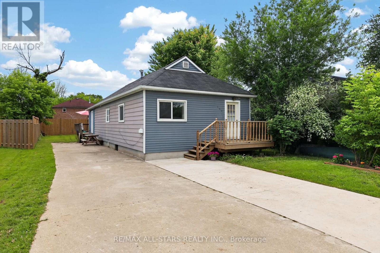 Welcome to 329 Lakeview Blvd., Keswick