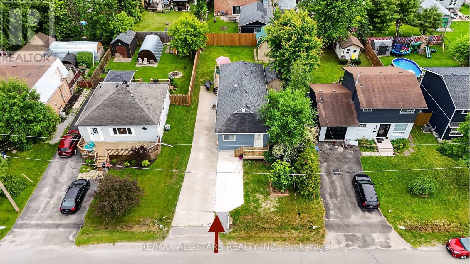 Desirable south end Keswick, steps to Simcoe