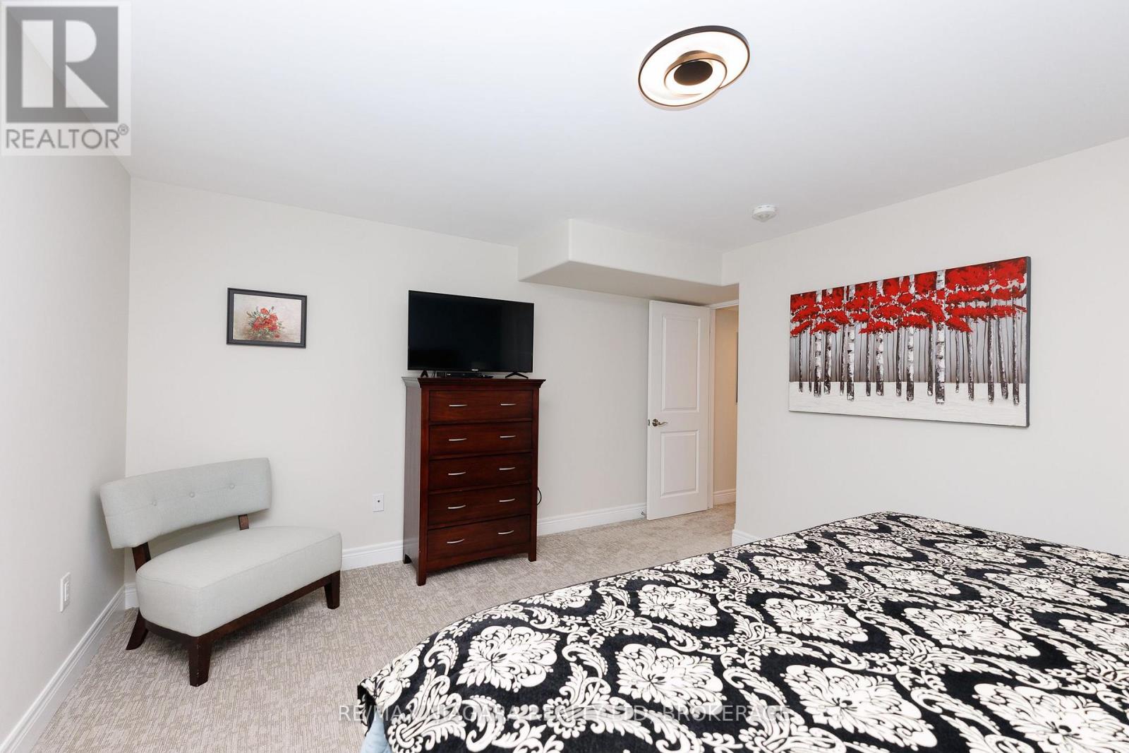 26 SASSAFRAS ROW - Image 33