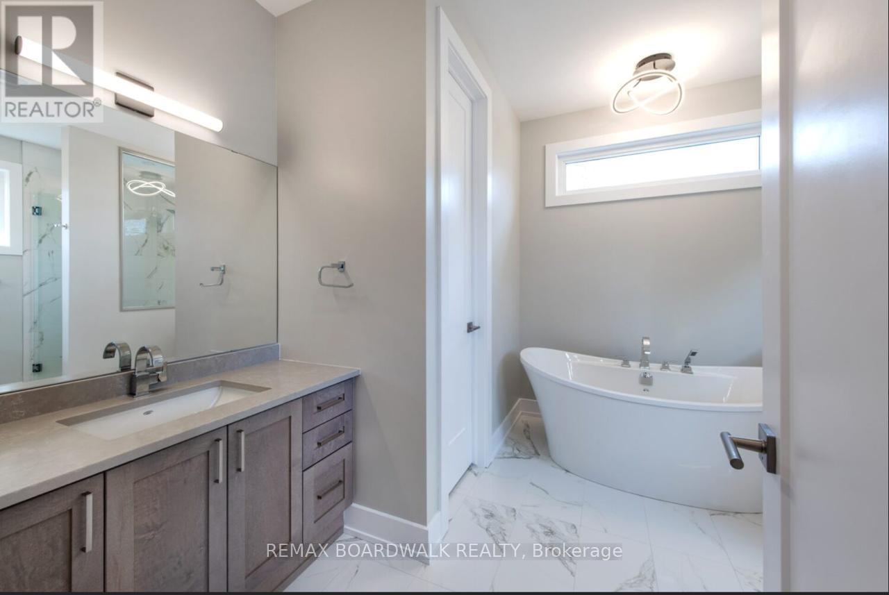 3 Bed, 3 Bath House for Rent in Ottawa – 2928 AHEARN AVENUE, Ottawa – MLS# X13491882 - Image 19