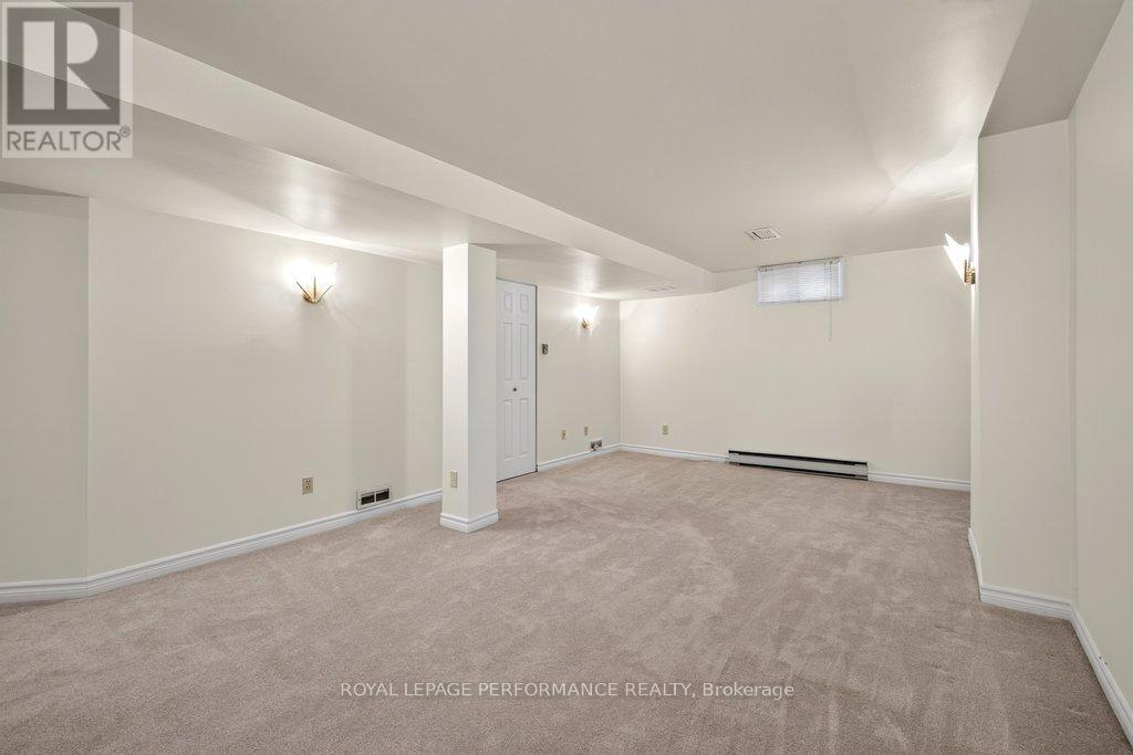38 BURLINGTON CRESCENT - 37