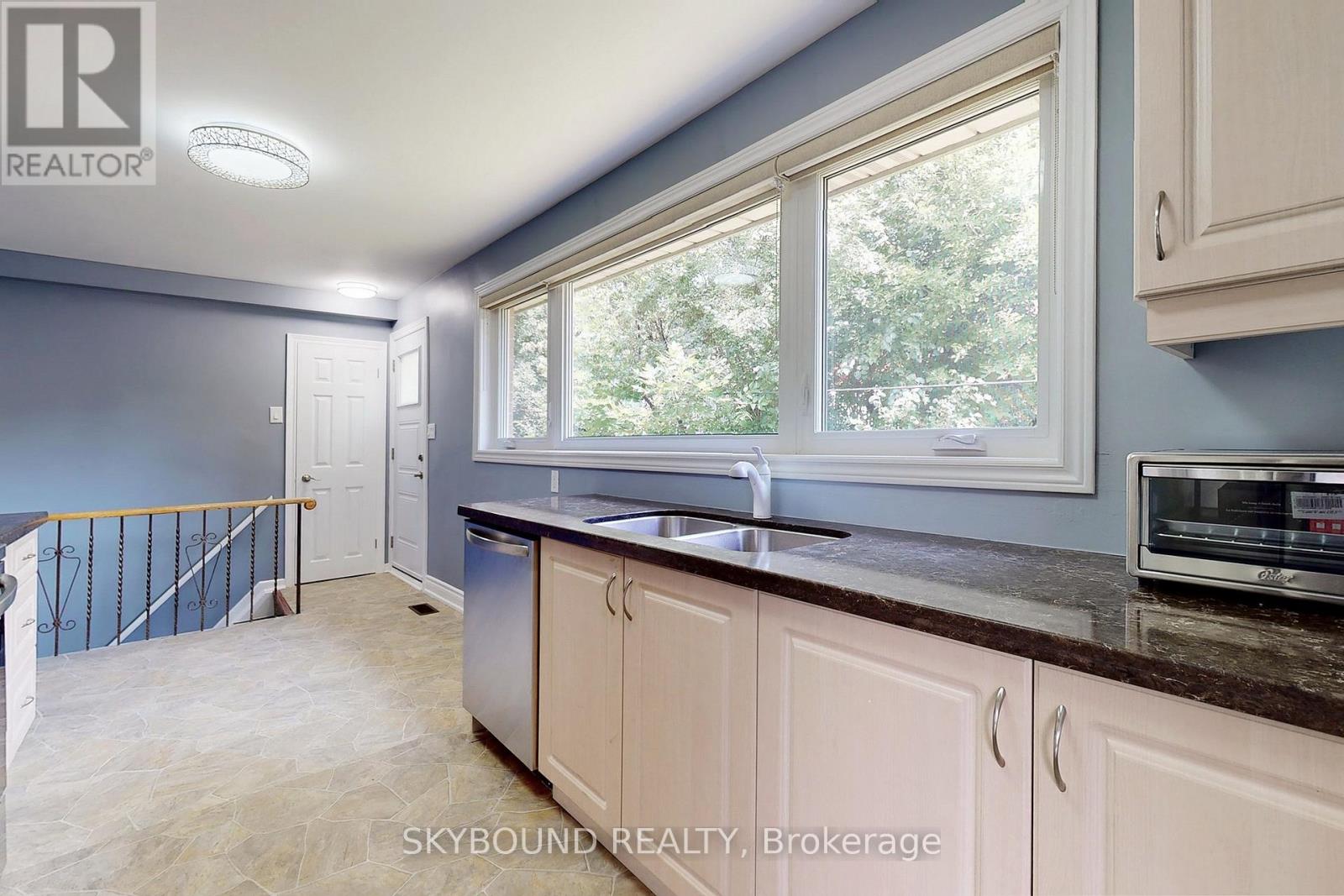 22 ROYAL DOULTON DRIVE - 27