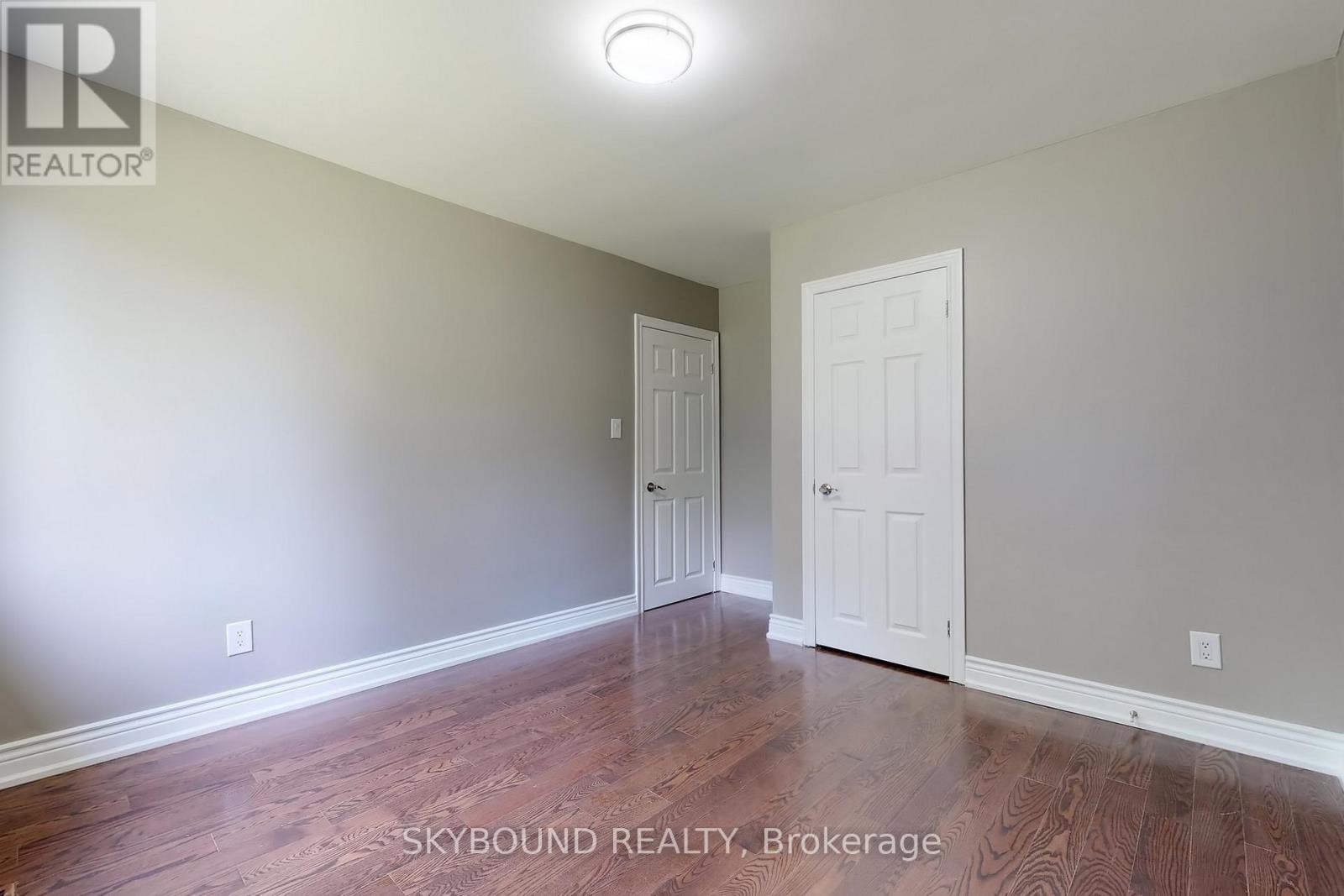 22 ROYAL DOULTON DRIVE - 32