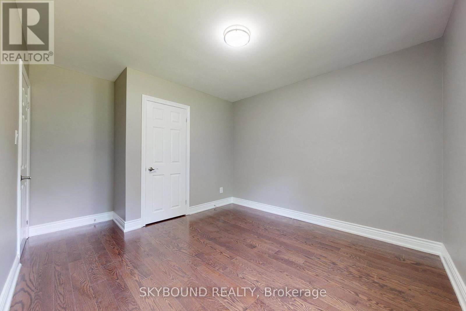 22 ROYAL DOULTON DRIVE - 33