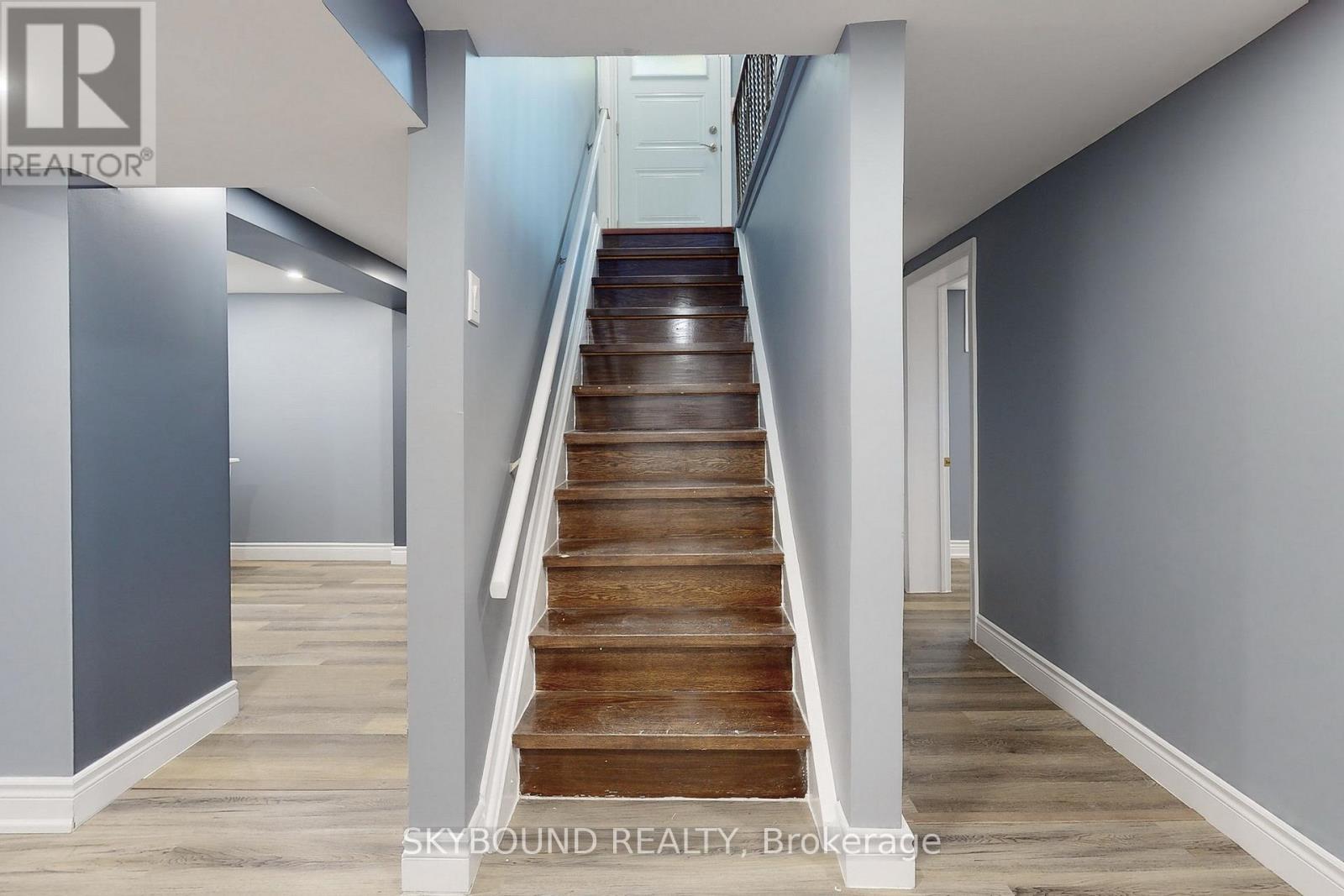 22 ROYAL DOULTON DRIVE - 36