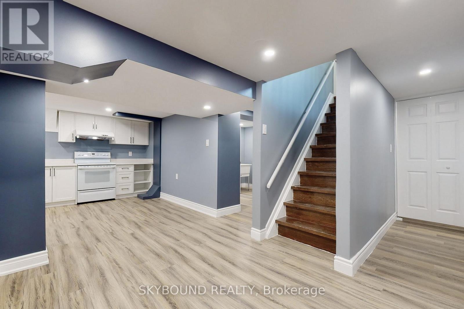22 ROYAL DOULTON DRIVE - 37