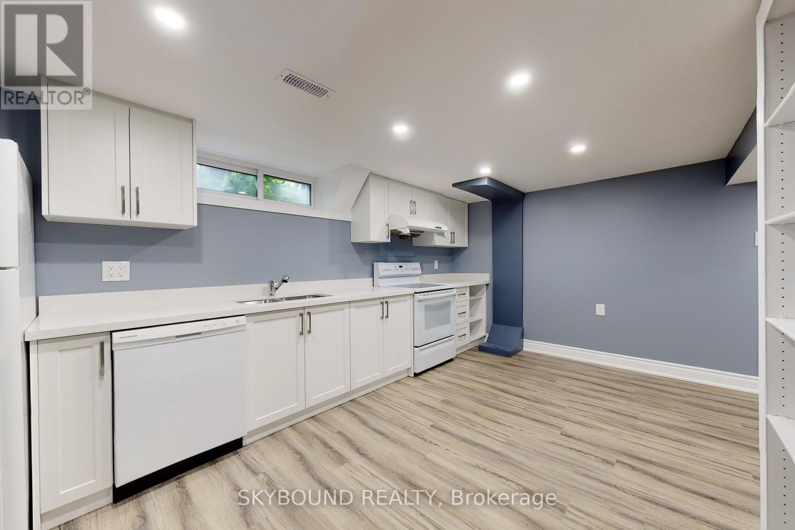 22 ROYAL DOULTON DRIVE - 38