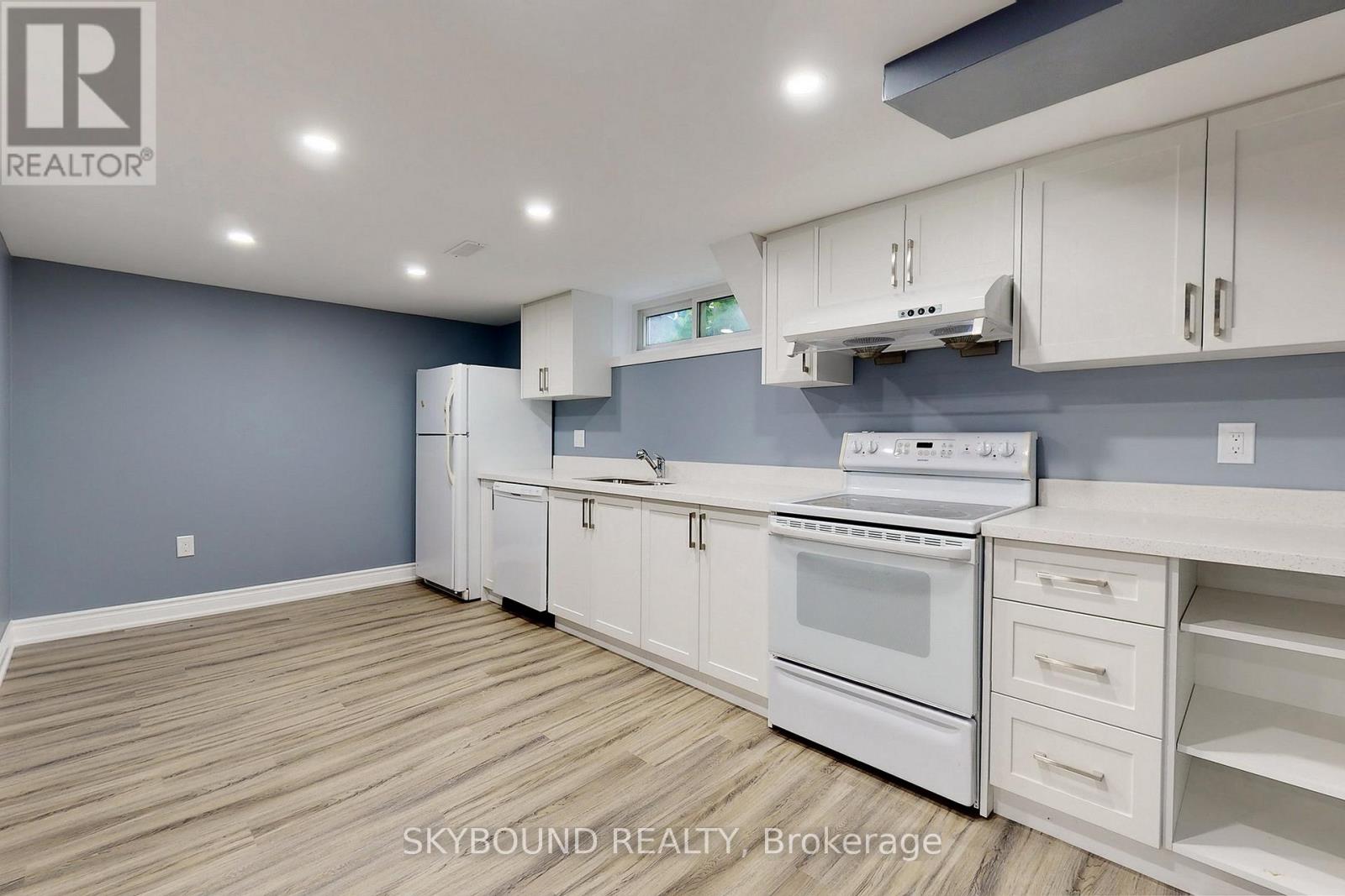 22 ROYAL DOULTON DRIVE - 39