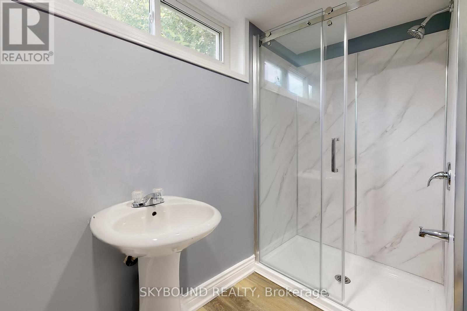 22 ROYAL DOULTON DRIVE - 42
